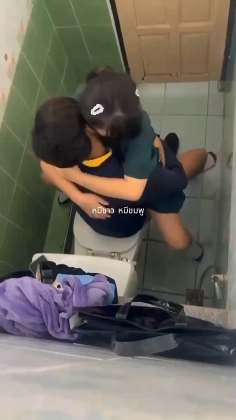 Học sinh Thái Lan địt nhau trong WC trường